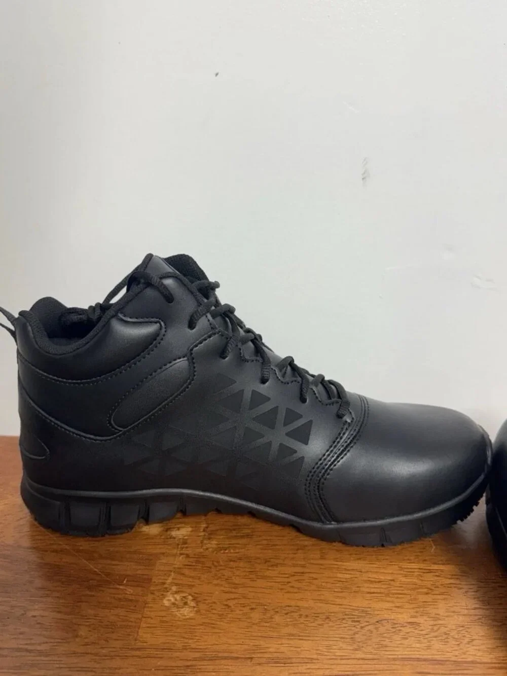 Share Reebok RB3204 Work Boots Men’s 13W EH SR Black Leather Safety Shoes New
